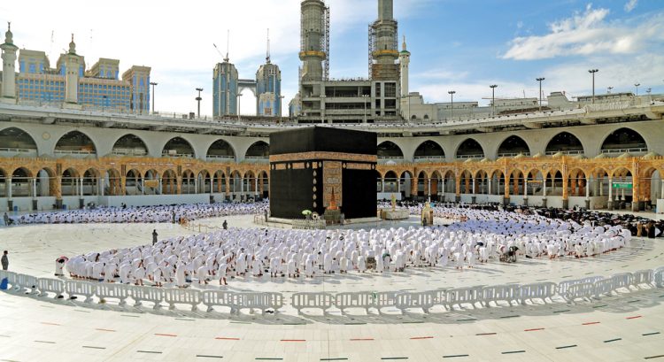 Jemaah umrah melaksanakan salat di Masjidilharam dengan