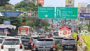 Jalur Puncak Bogor Macet Parah, Polisi Lakukan ini