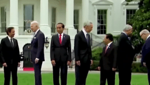 Bikin Menohok, Analisa Roy Suryo Soal Video Jokowi Seolah Dicueki Joe Biden