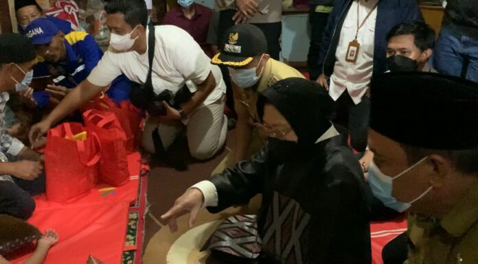 Tri Rismaharini mendatangi korban