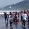Sejumlah wisatawan terlihat pada saat melakukan wisata ke Pantai