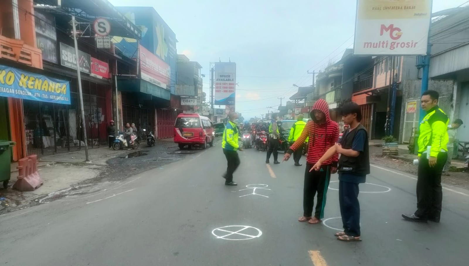 Petugas Unit Laka Lantas Polres Sukabumi Kota saat melakukan olah TKP