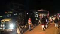Polisi mengevakuasi bus yang menabrak