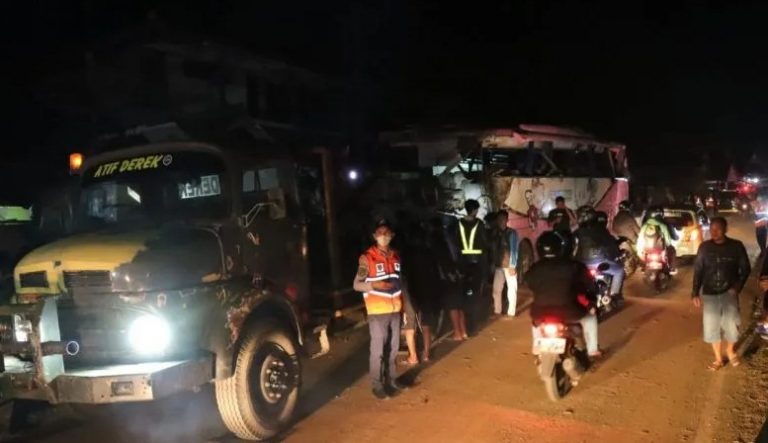 Polisi mengevakuasi bus yang menabrak