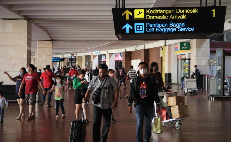 Penumpang Pesawat di Bandara Soekarno
