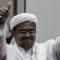 Rizieq Shihab bagi-bagi peci dan pakain