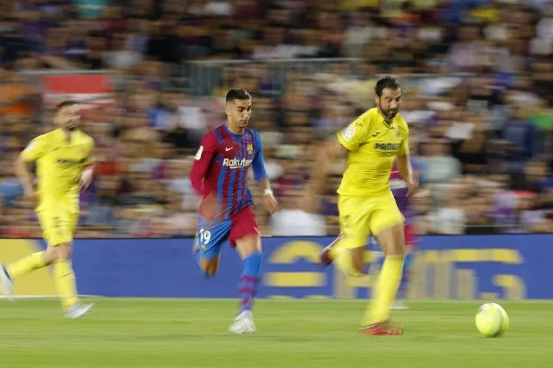 Pemain FC Barcelona Ferran Torres berduel