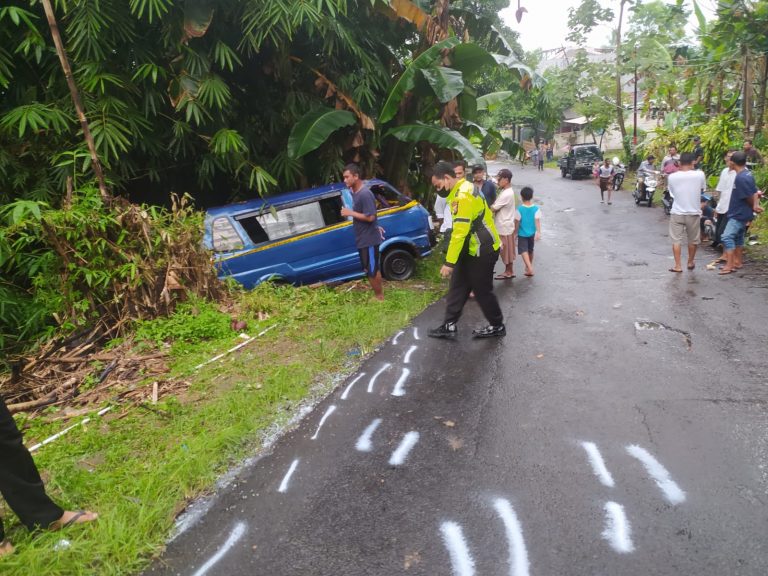 Mobil Suzuki Carry dengan nomor polisi F 1960 VM terguling di tanjakan kampung Cidahon, Desa Citepus, Kecamatan Palabuhanratu