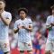 Pemain Manchester United memberikan applause kepada