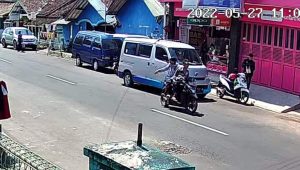 Nekat, Brandal Motor Bacok Pelajar di Siang Hari, Aksinya Terekam CCTV, Begini Kronologisnya