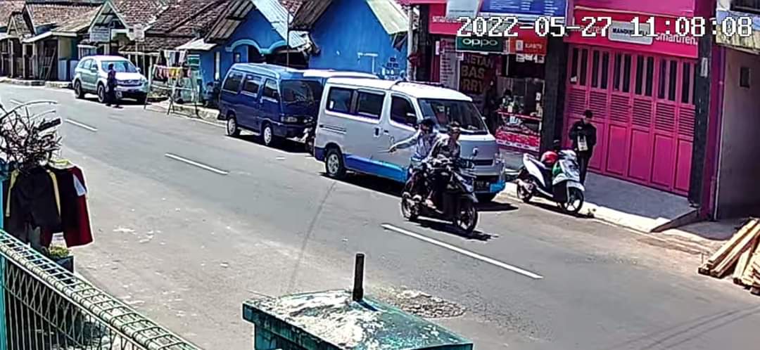 Pengendara motor berboncengan dan membawa senjata tajam terekam kamera CCTV
