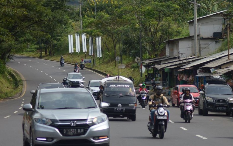 Sejumlah kendaraan melintas di Jalan Lingkar Nagreg,