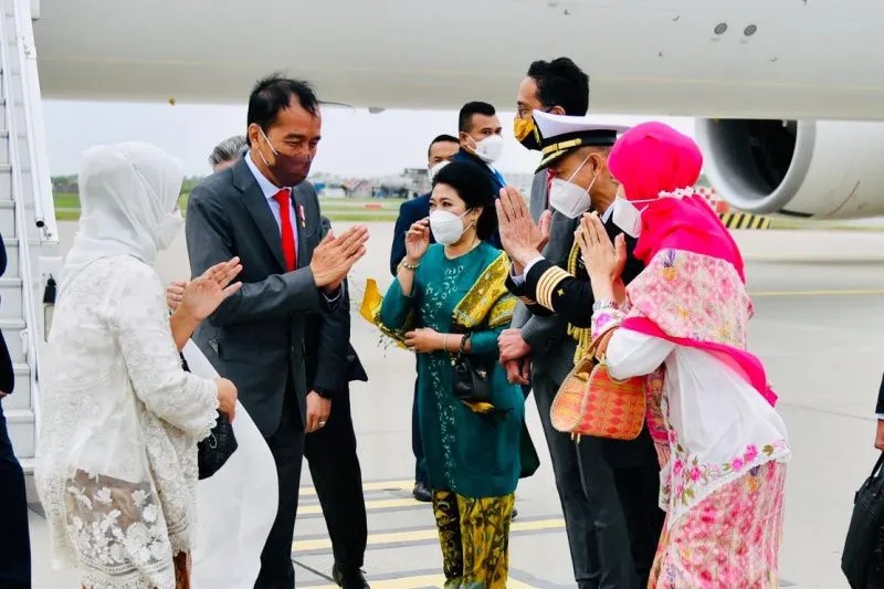 Presiden Joko Widodo (kedua kiri) saat mendarat di Bandara