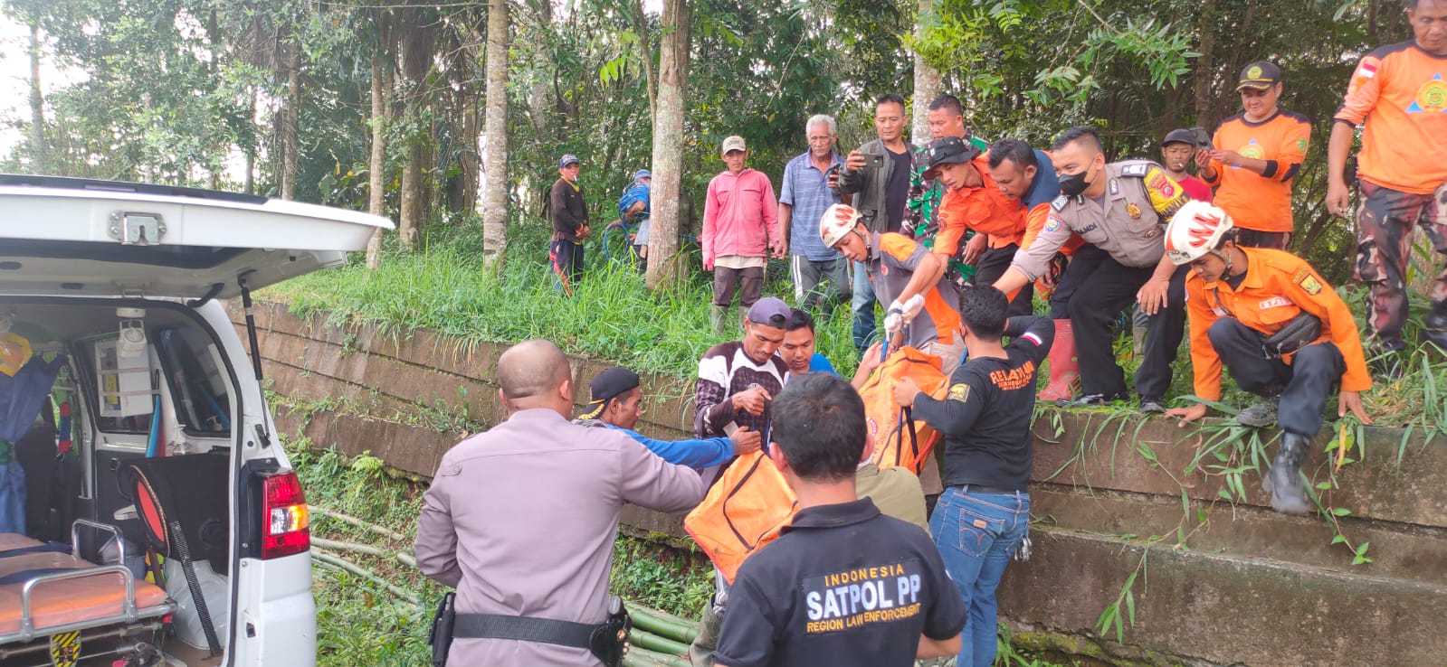 Sejumlah relawan gabungan saat melakukan evakuasi korban longsor