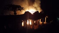 Tiga rumah di Kampung Mangunjaya RT 03/03, Desa Wangunjaya, Kecamatan Bantargadung, Kabupaten Sukabumi, hangus terbakar