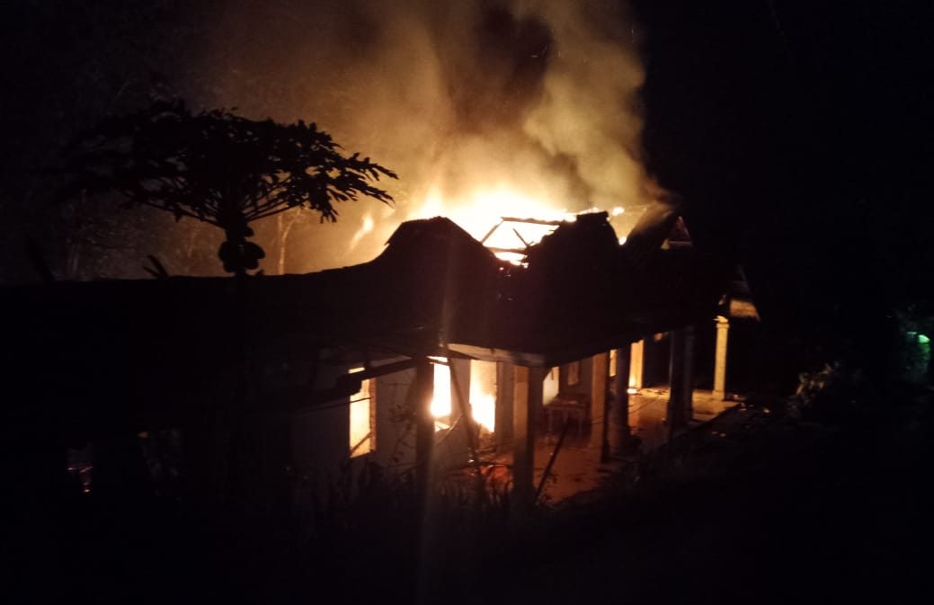 Tiga rumah di Kampung Mangunjaya RT 03/03, Desa Wangunjaya, Kecamatan Bantargadung, Kabupaten Sukabumi, hangus terbakar