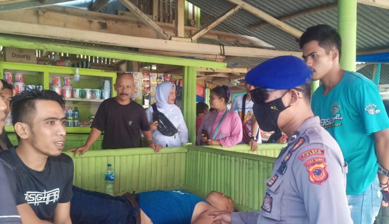Personel Satpol Air Polres Sukabumi saat melakukan evakuasi terhadap korban selamat