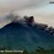 Gunung Merapi meluncurkan awan