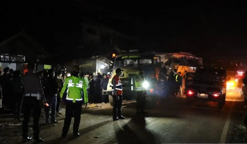 Petugas mengevakuasi bus
