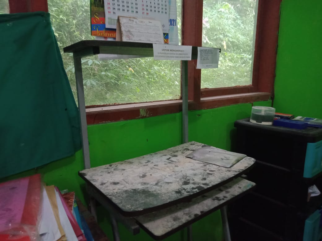 Kondisi jendela ruang guru SDN Sirnarasa Desa Cibodas, Kecamatan Palabuhanratu