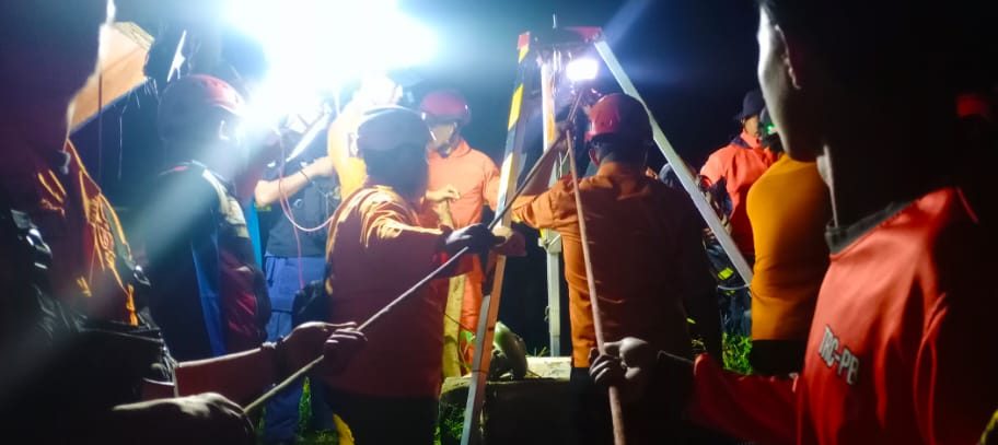 Petugas gabungan saat mengevakuasi jasad Apip (31) warga Kampung Cidadap, RT 07/02, Desa Kutasirna, Kecamatan Cisaat yang ditemukan tewas dalam sumur