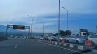 MACET : Kondisi lalu lintas di exit Tol Cigombong terlihat dipadati oleh kendaraan tujuan sukabumi. (Foto : Garis)