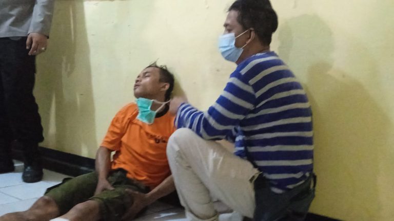 Petugas gabungan saat mengamankan RR (30) pekaku penusukan yang mengakibatkan korban meninggal dunia saat dimintai keterangan di Mapolsek Cibadak,