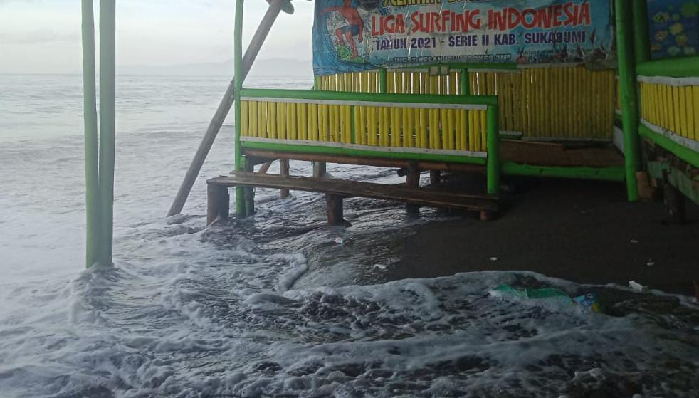 ana saat gelombang ombak pasang terjang Bale warung milik warga Citepus, Desa Citepus, Kecamatan Palabuhanratu.