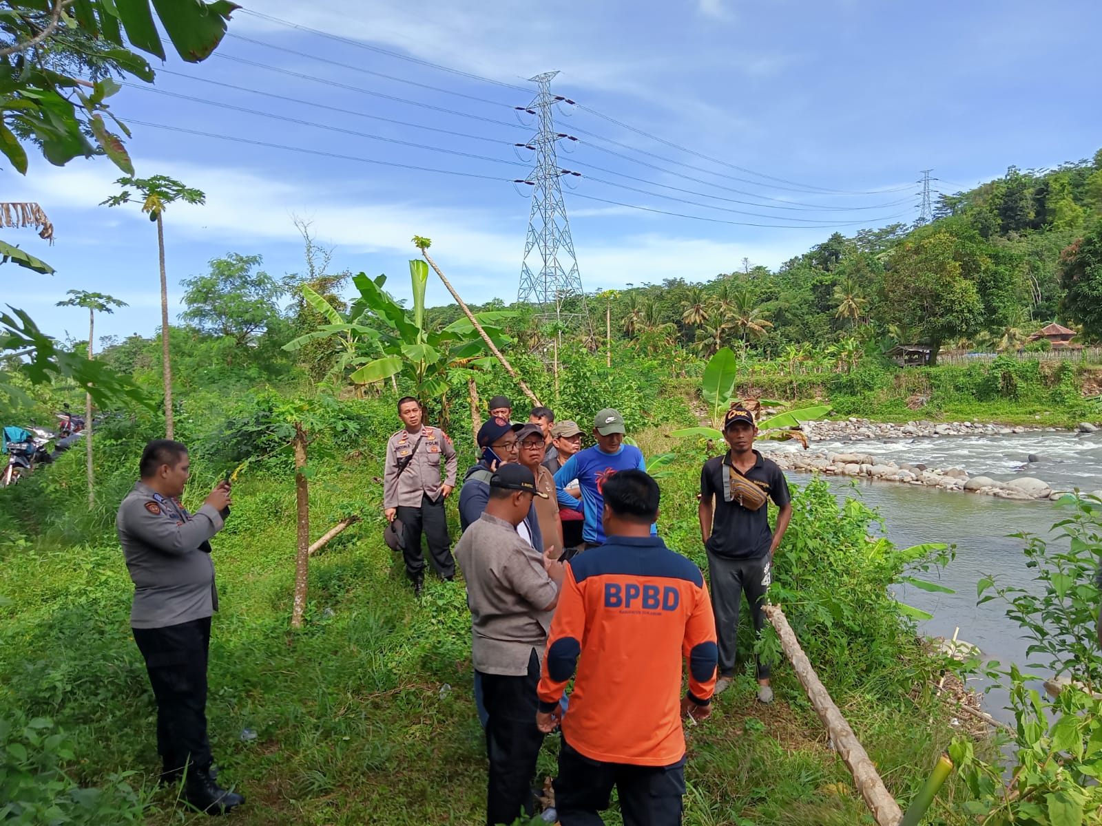 Tim SAR Gabungan saat melakukan penyisiran mencari Mardi warga Gombong Panjang yang hilang terbawa arus sungai Cimaja, kecamatan Cikakak, Kabupaten Sukabumi.