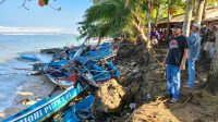 Puluhan Perahu Nelayan Surade Hancur Diterjang Gelombang Pasang