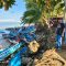 Salah seorang nelayan saat melihat Perahu di pantai Minajaya, Desa Pasir Ipis, Kecamatan Surade