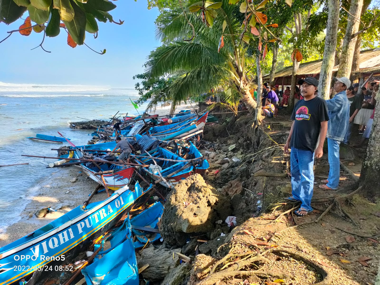 Salah seorang nelayan saat melihat Perahu di pantai Minajaya, Desa Pasir Ipis, Kecamatan Surade