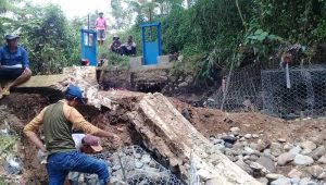 Terancam Gagal Panen, Warga Cipeundeuy Sukabumi Perbaiki Irigasi