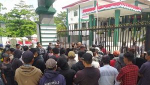 Warga Satroni Kejari Cianjur, Pertanyakan Kasus Dugaan Penyelewengan Dana Desa