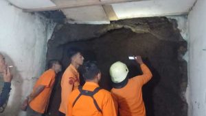 Hujan Deras di Kota Bogor Sebabkan Dinding Rumah Jebol, Pasutri Luka-luka Tertimbun Dinding
