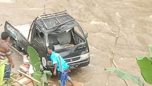 Mobil Pikap Terjun ke Sungai di Cilebut Bogor, Sopir Diduga Main HP