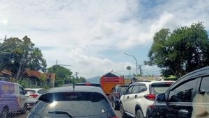 Jalur Bandung-Sukabumi macet total, Terjebak Berjam-jam, Bus Telat Datang Penumpang Meradang