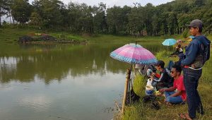 Situ Dewa Dewi Cipiit Sukabumi Diserbu Ribuan Wisatawan