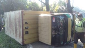 Truk Hantam Pohon di Pasir Waru Cianjur, Diduga Sopir Ngantuk