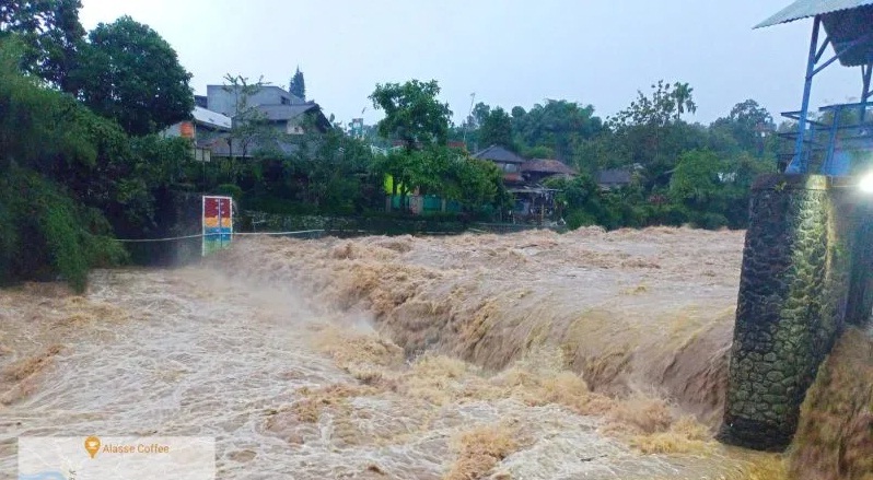 Suasana aliran Sungai Ciliwung di Bendung Katulampa
