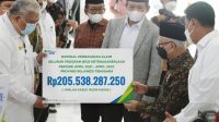 Wapres Serahkan Manfaat Program dan Beasiswa BPJAMSOSTEK Kepada Keluarga Pekerja