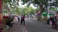 Petugas kepolisian saat mengatur arus lalu lintas di ruas jalan Nasional Palabuhanratu - Cisolok