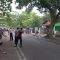 Petugas kepolisian saat mengatur arus lalu lintas di ruas jalan Nasional Palabuhanratu - Cisolok