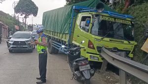 Bikin Macet, Truk Seruduk Besi Pembatas Jalan di Cibadak, Ini Penyebabnya