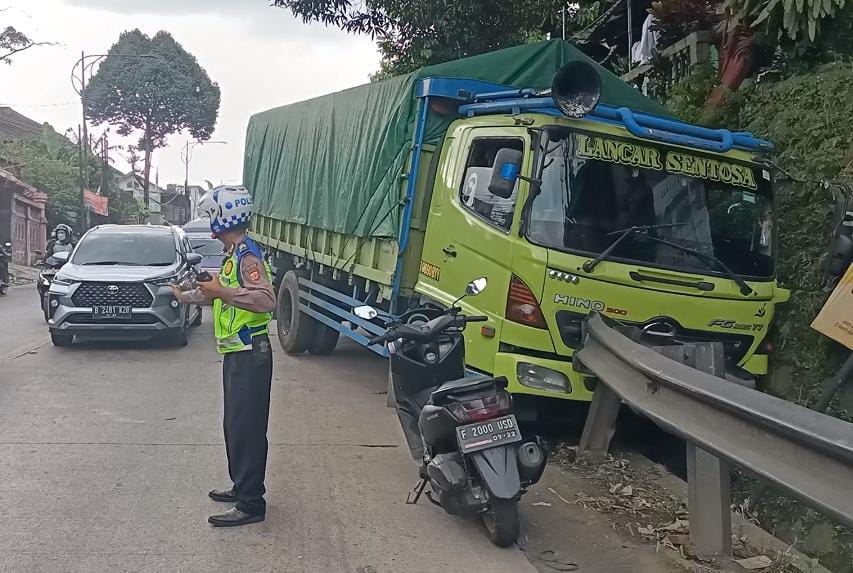 DITINJAU : Petugas Unit Laka Lantas Polres Sukabumi, saat meninjau lokasi laka tunggal di Jalan Raya Sukabumi-Bogor,