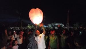 Cerita Wisatawan Usai Menerbangkan Lampion di Pantai Palangpang Geopark Ciletuh