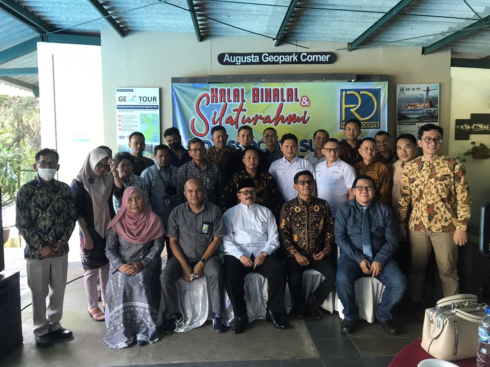 Kepala Disnakertrans Kabupaten Sukabumi, Usman Jaelani bersama Ketua Associate Human Resource