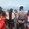 Sejumlah teman korban saat meminta pertolongan kepada petugas yang melaporkan temannya hilang di pantai Citepus
