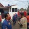 Sejumlah petugas damkar saat melakukan pendinginan di lokasi kebakaran