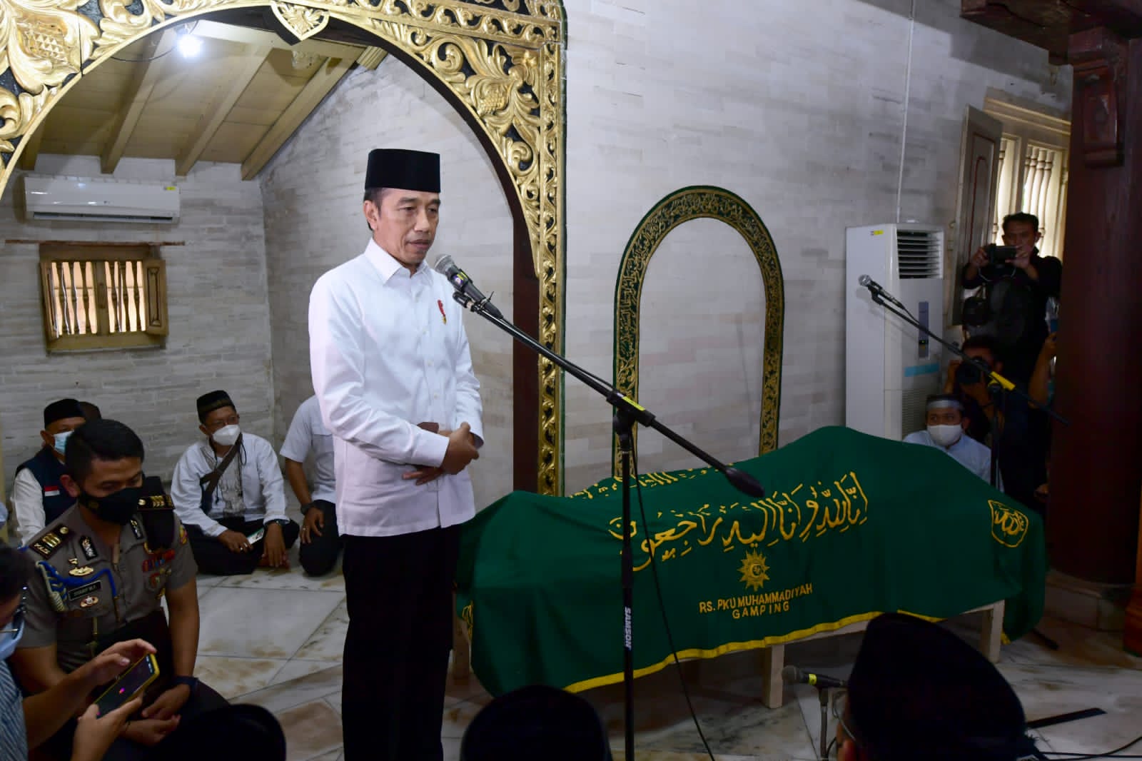 Presiden Joko Widodo memberikan